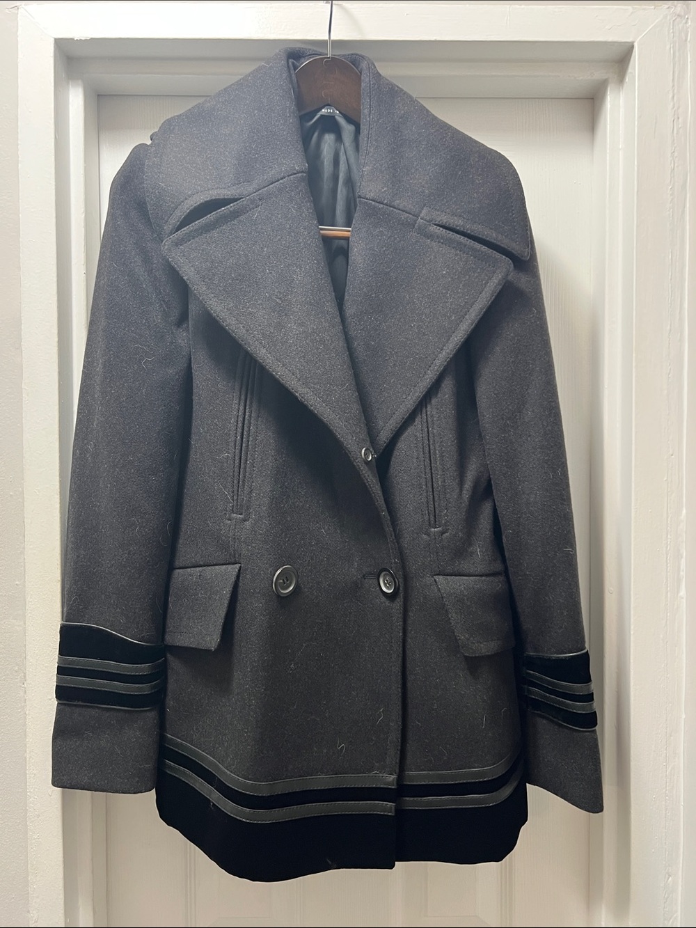 Gucci Women's Double-Breasted Gray Peacoat with velvet Stripe Trim Xs 40